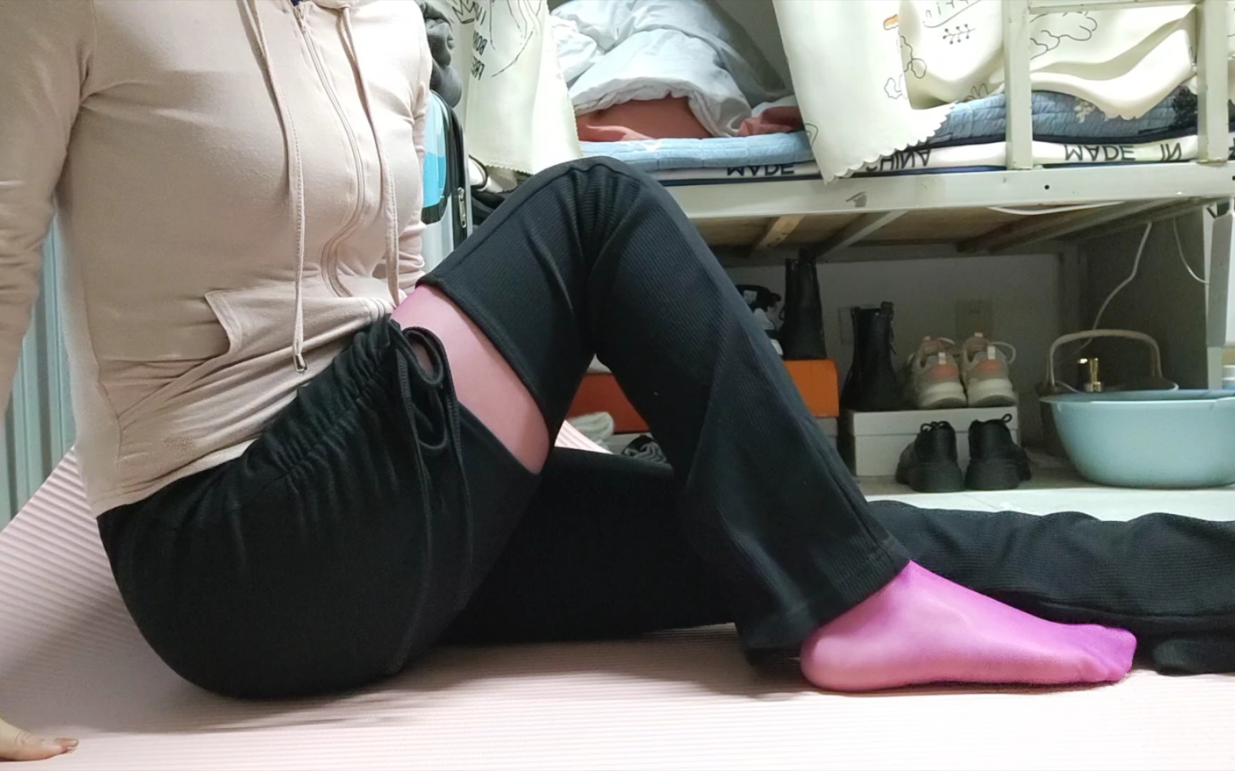 女大学生宿舍穿玫红色丝袜做运动!