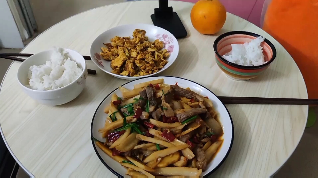 普通又琐碎的小日子,2个人能凑到一起吃饭都觉得是一件温馨的事情.