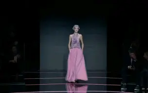 Video herunterladen: Emporio Armani 2024春夏女装系列时装秀