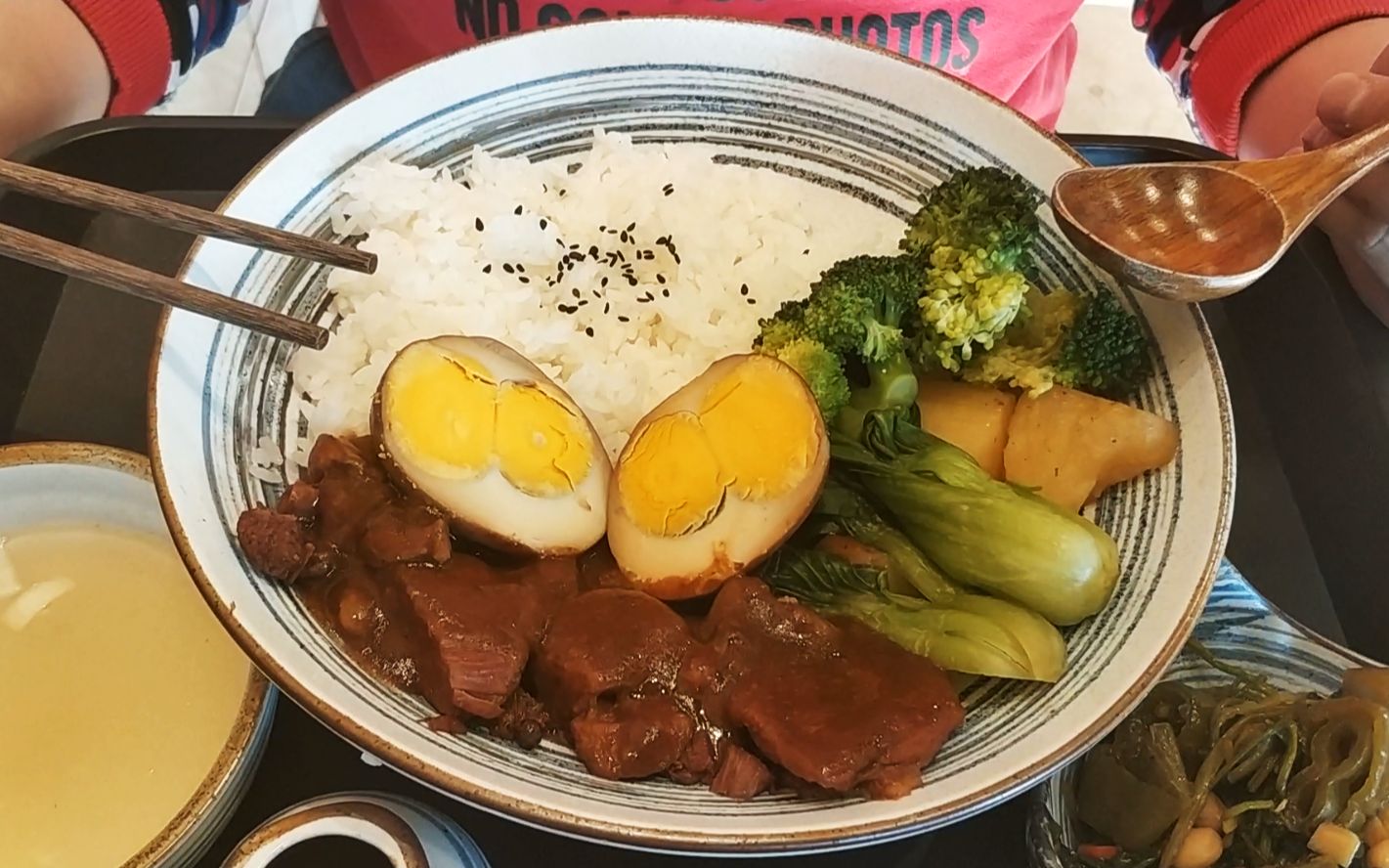 这才是真正的红烧牛肉饭24元一碗牛肉超大块直接被这碗饭给征服了