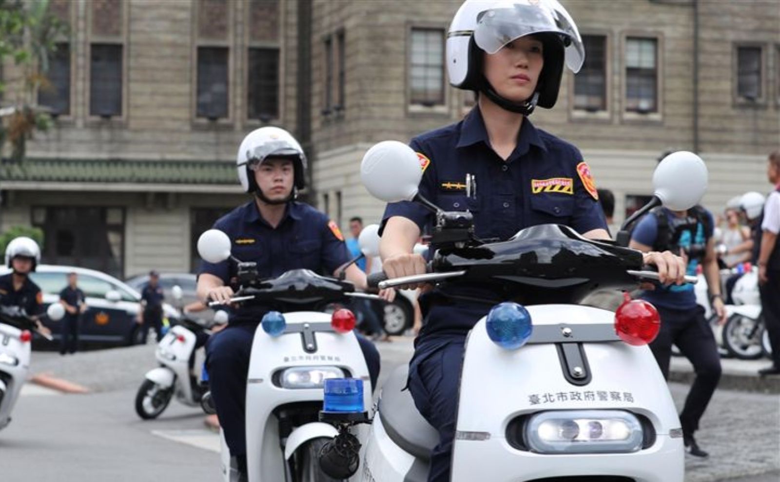 中国台湾地区台北市警察对驾驶机动车逆向行驶的行为进行当场举发[正经更新警察][转载]哔哩哔哩bilibili