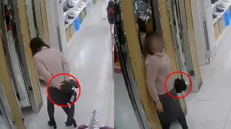 Скачать видео: 女子尿急拿裤子进试衣间，1分钟后走人被店员怒曝光：当纸尿裤用