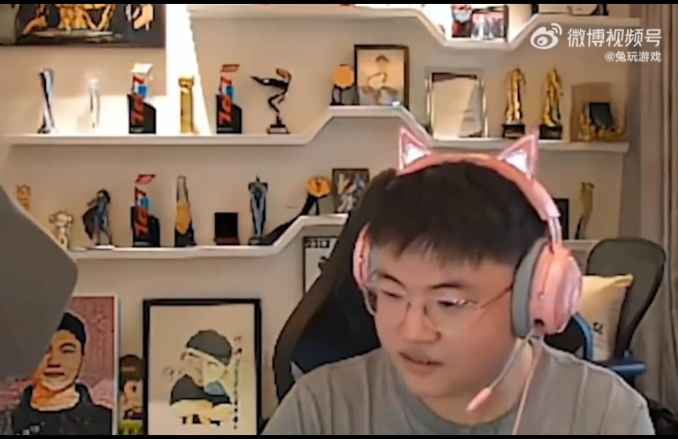 uzi直播谈rng要破产了.嘴上很伤心,脸上笑嘻嘻!直言买不起!