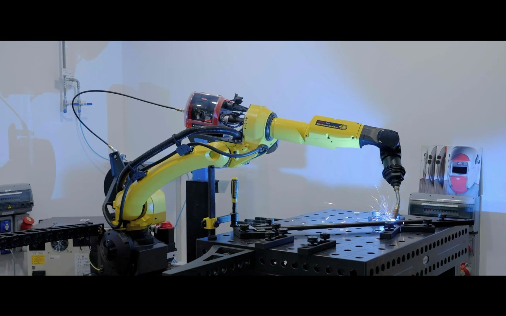 【FANUC】Welding with a FANUC Robot  Industrial versus Collaborative Robot哔哩哔哩bilibili