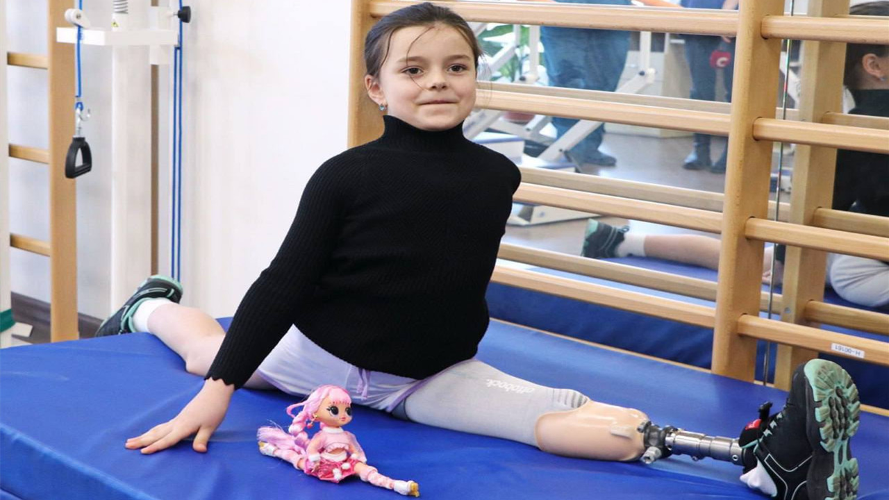 乌克兰7岁小女孩,带着假肢参加艺术体操比赛,还获得了冠军!