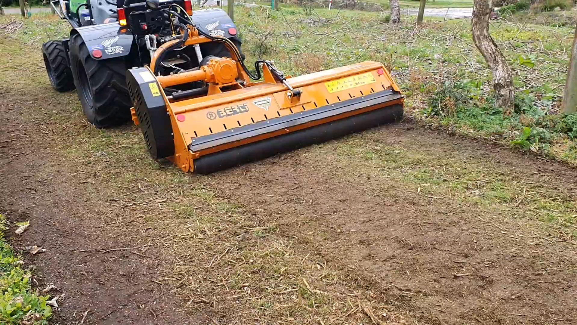 大马力拖拉机在果园机械除草