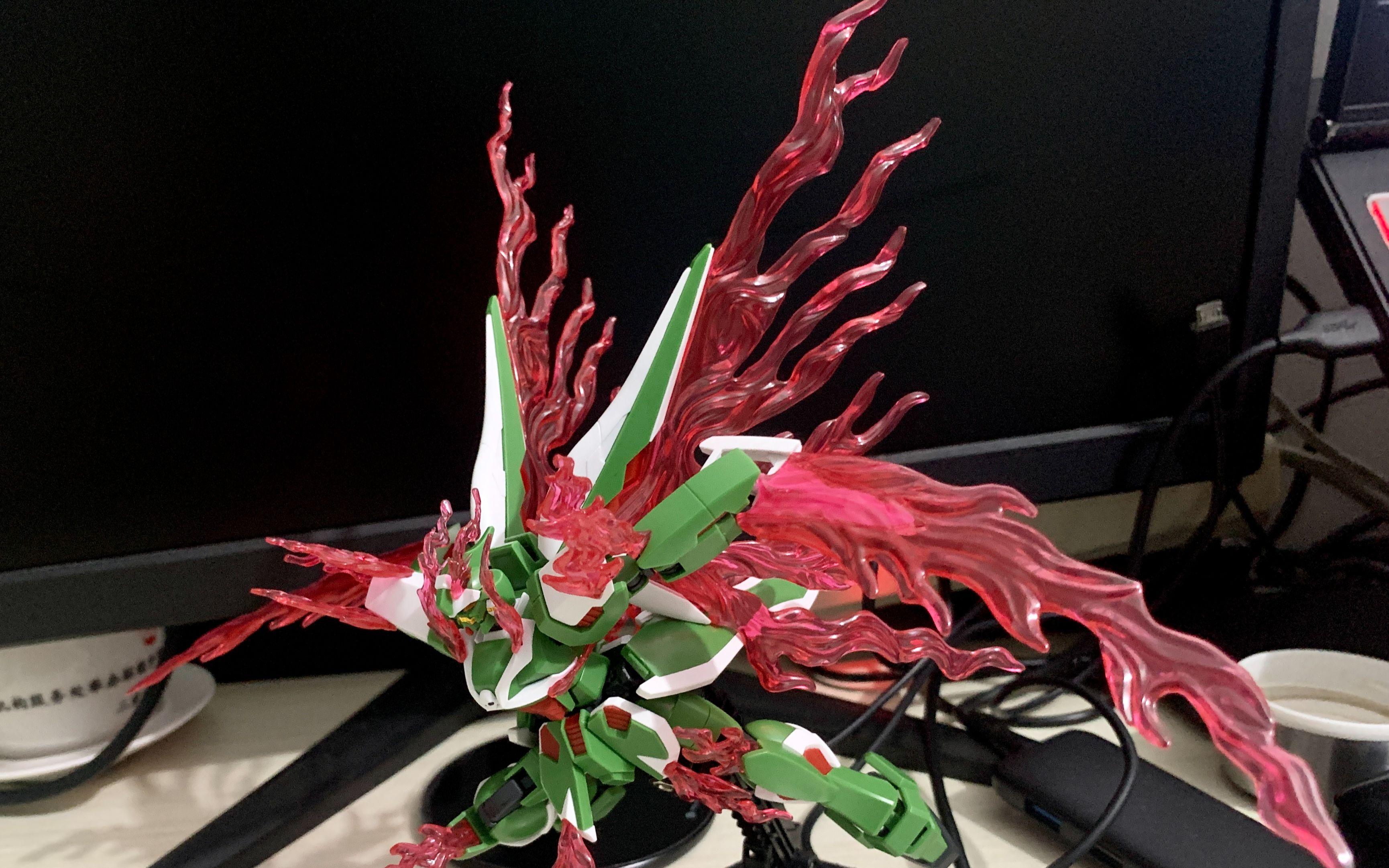 模型造型展示红配绿万代pbhg幻影高达