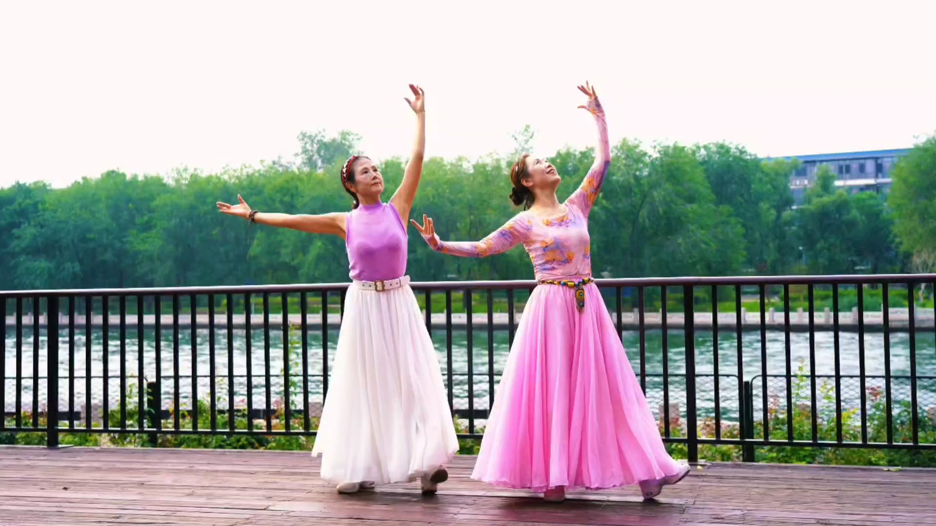 姐妹俩表演广场舞《今生相爱》歌醉人,舞优美