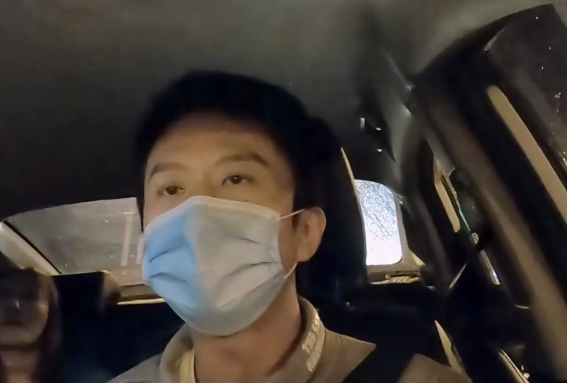 邓超开出租车被乘客请吃包子!