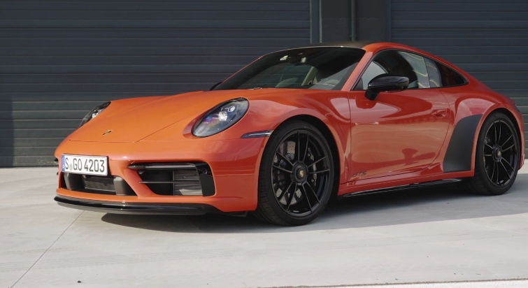 2022 款保时捷 911 carrera 4 gts coupe熔岩橙
