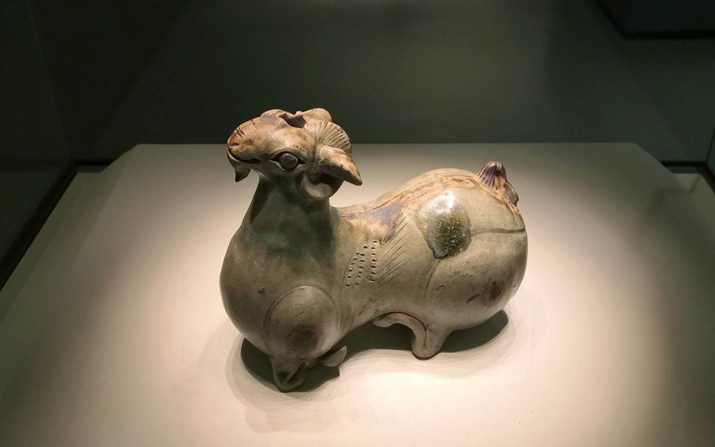 [图]中国古代珍品瓷器——东晋青瓷羊形烛台