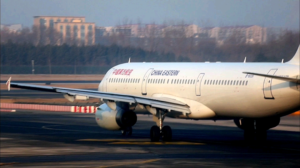中国东方航空a321客机b-6591滑行至跑道