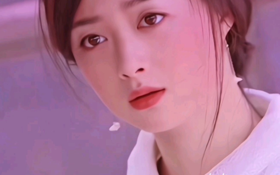 蒋欣脸真的特别小,骨架大所以才显得胖.