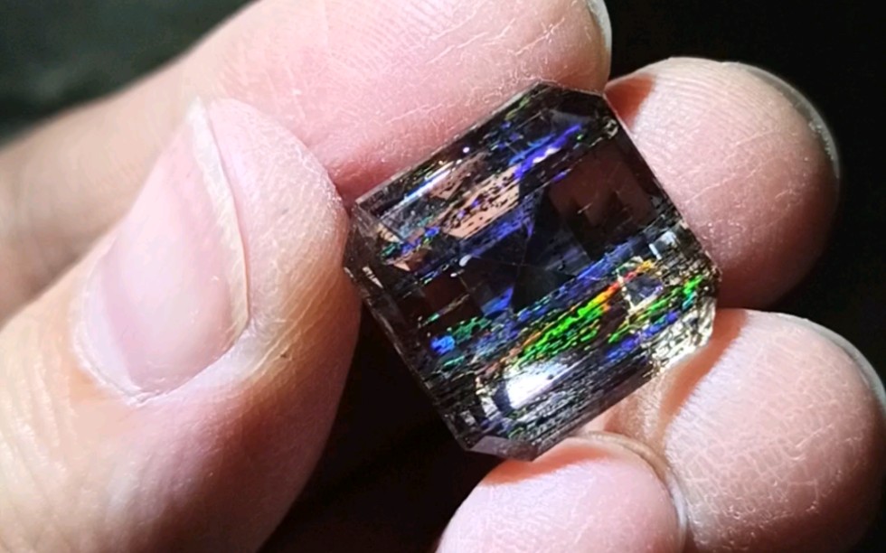 切好了,一颗封印了彩虹的方柱石