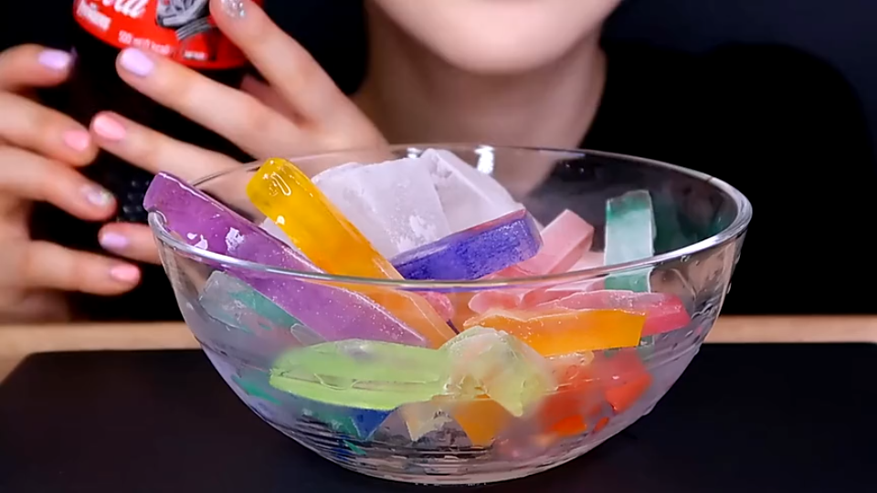 [冰块大杂烩]国外吃播小姐姐吃冰块,这样的吃法我还是第一次见