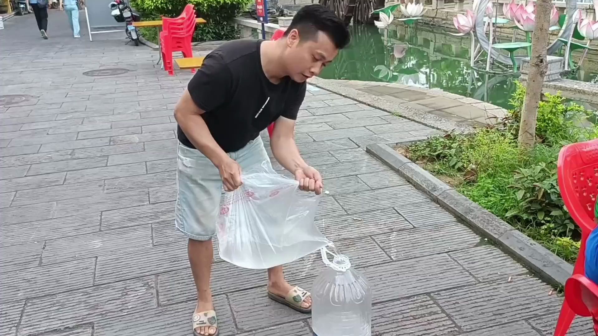 广西人的早酒文化,二十斤快乐水跟越南少哥猜码,这次心服口服了