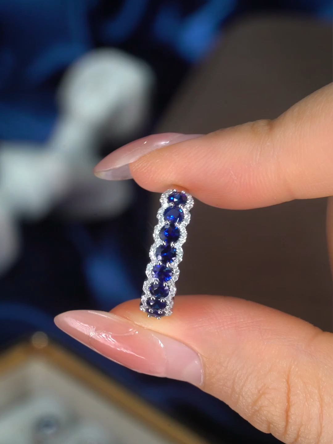 蓝宝石椭圆蓝宝波浪排戒蓝宝拼接 钻石围镶形成波浪简约不简单犹如