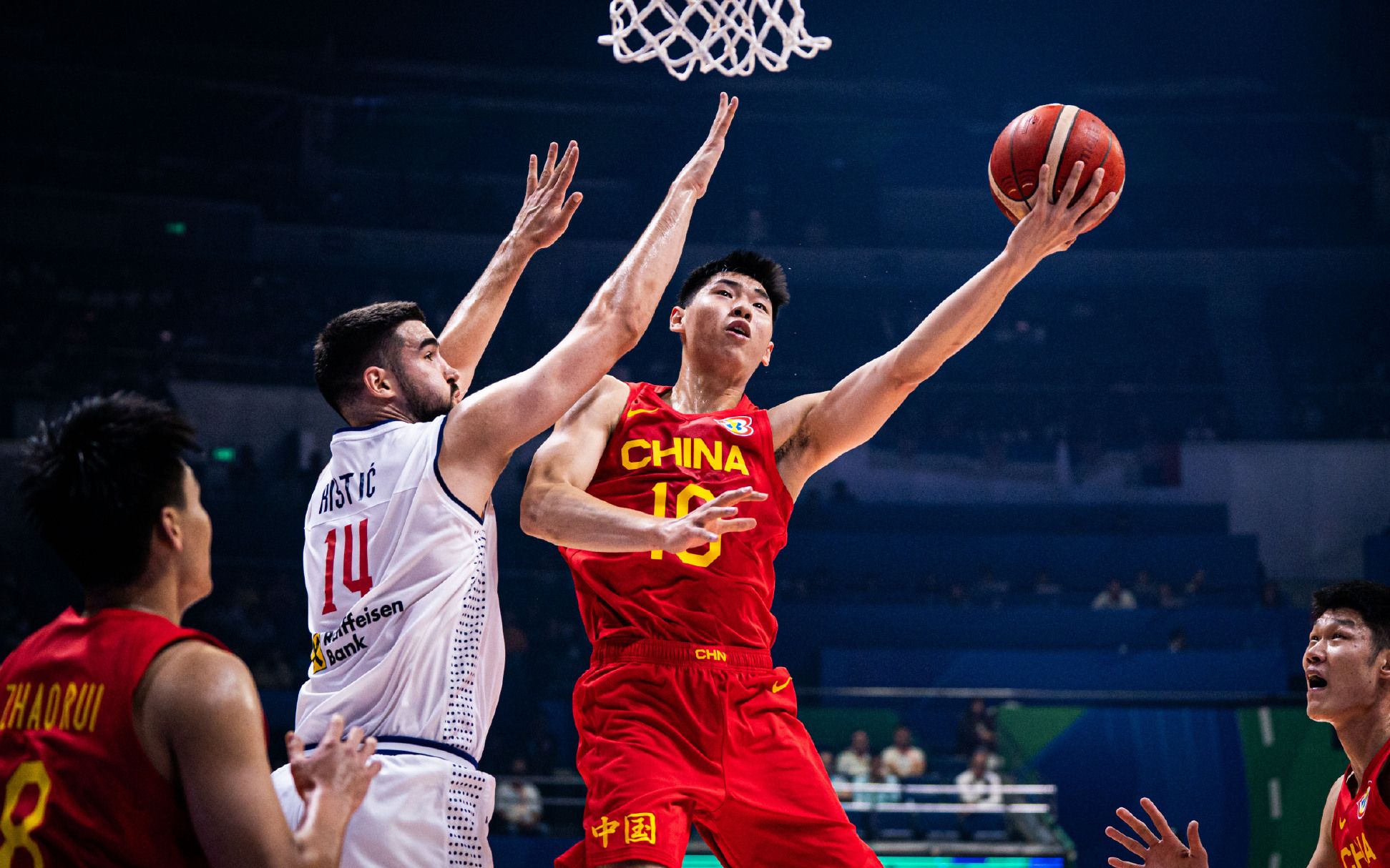 中国男篮42分惨败!赵睿周琦发挥出色 李凯尔0分遭狂嘘 跌至垫底