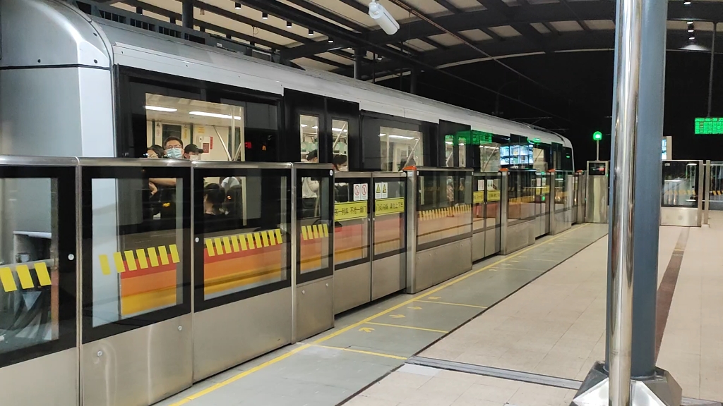 上海地铁5号线05003号车银都路站上行出站(闵行开发区站方向)