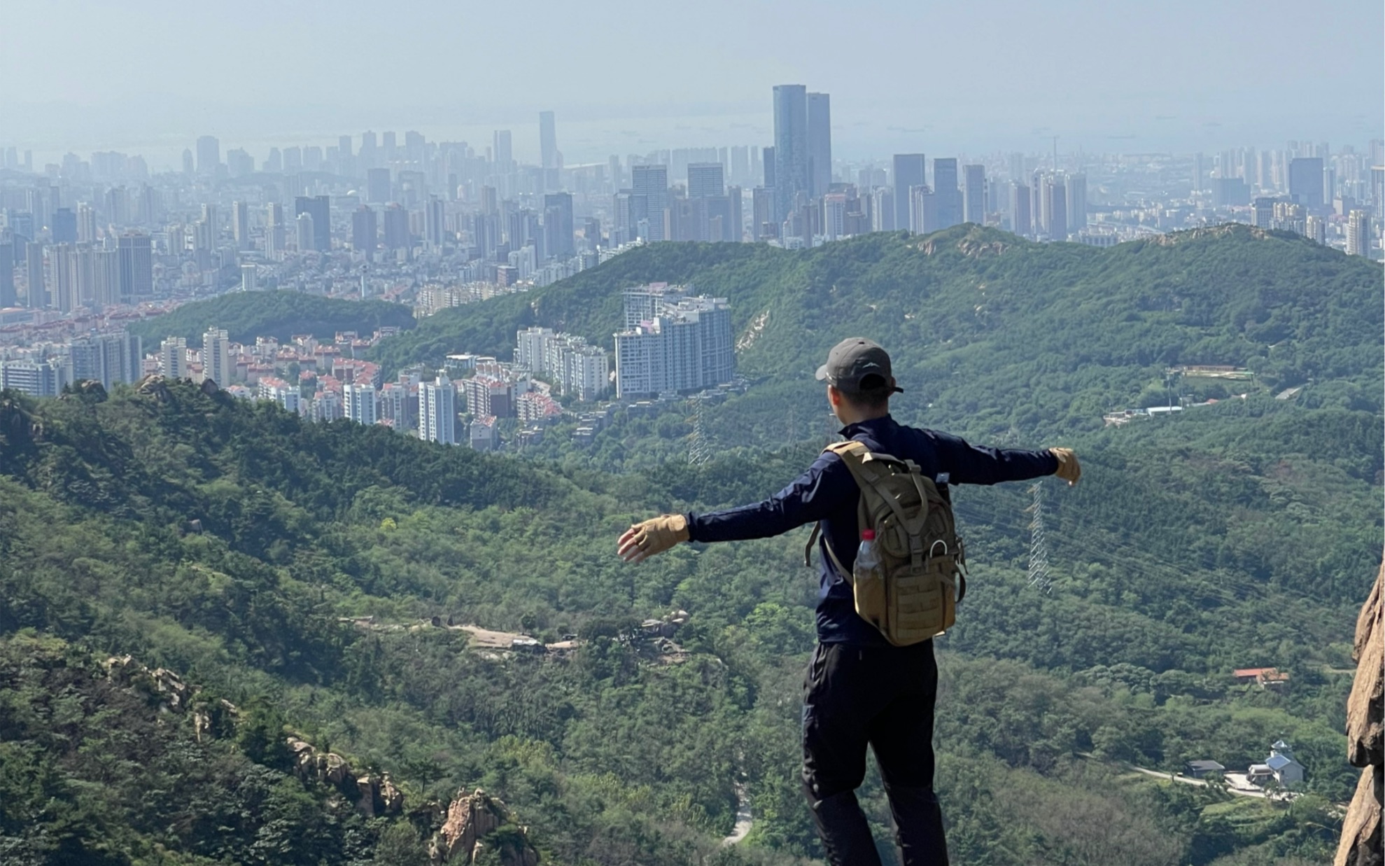 坐标青岛浮山,现在爬山的人明显比以前多了,特别是小孩,谷爱凌功不可