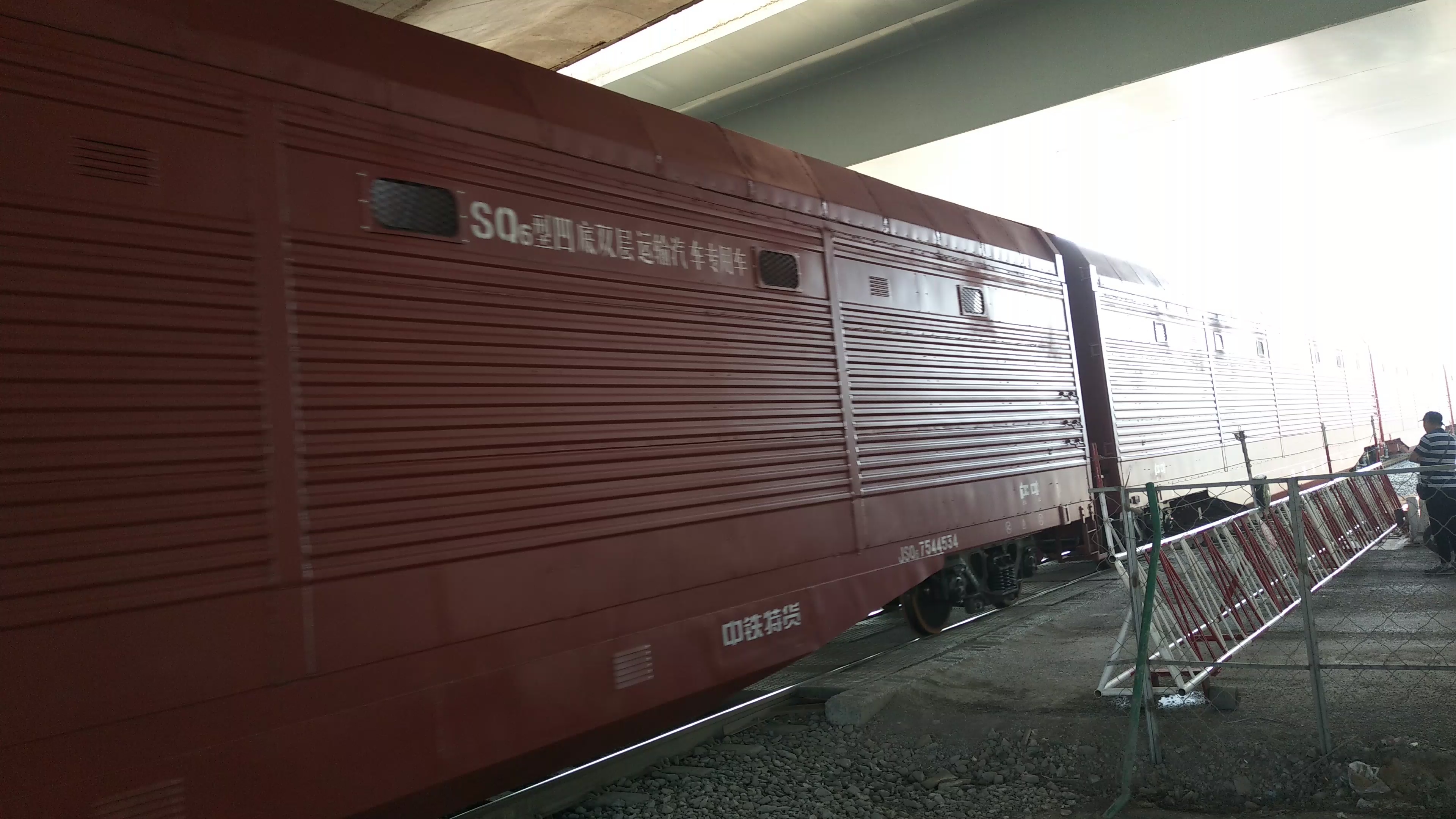 沈阳东站调机hxn3b0128牵引jsq6凹底双层汽车运输车通过高官台道口