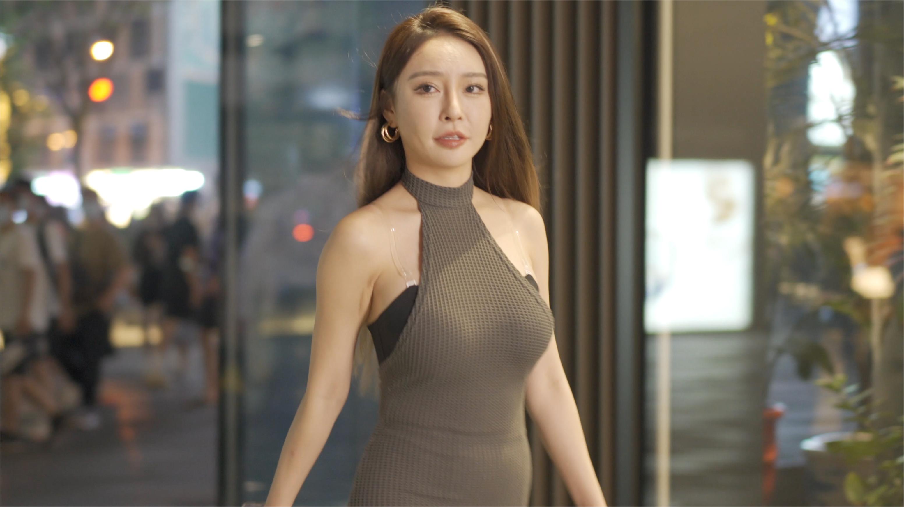 街拍成都太古里,微胖的极品小姐姐,你喜欢吗?