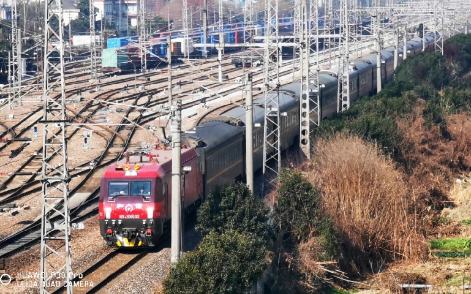 京沪线苏州段中午直达特快群首班车,拉萨至上海Z163次列车通过苏州西站,前方接近苏州站,后面紧跟着Z39、Z267、T131、Z171、T115等车!!!哔...