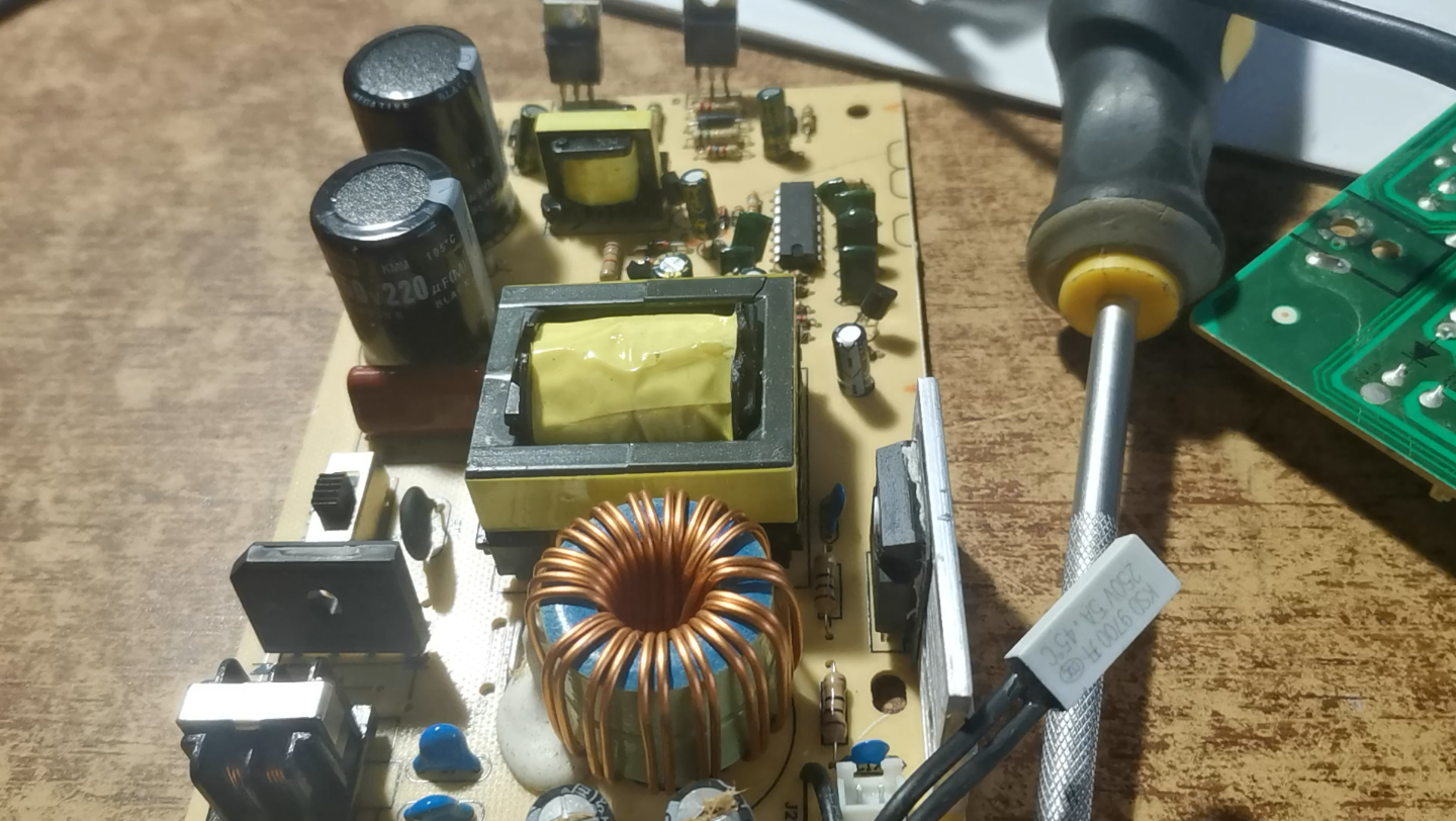 lm494开关电源维修视频教学,故障4个16v电容爆炸了