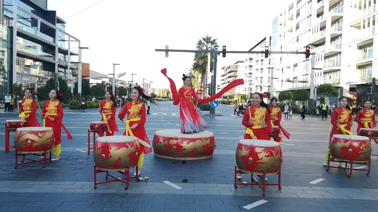 [图]【老视频】迪拜街头的中国鼓表演（春节）