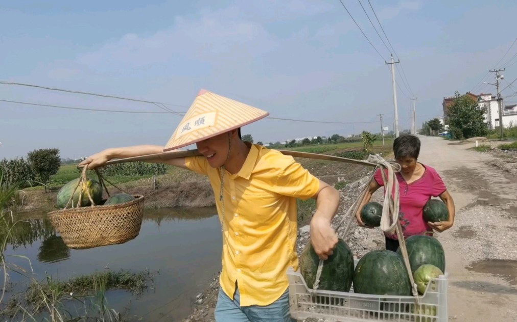 飞飞去地里摘了一担西瓜汗流浃背的挑回家,可把妈妈心疼坏了