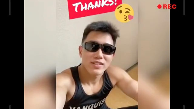 宏翔戴上墨镜给大家kiss哈哈