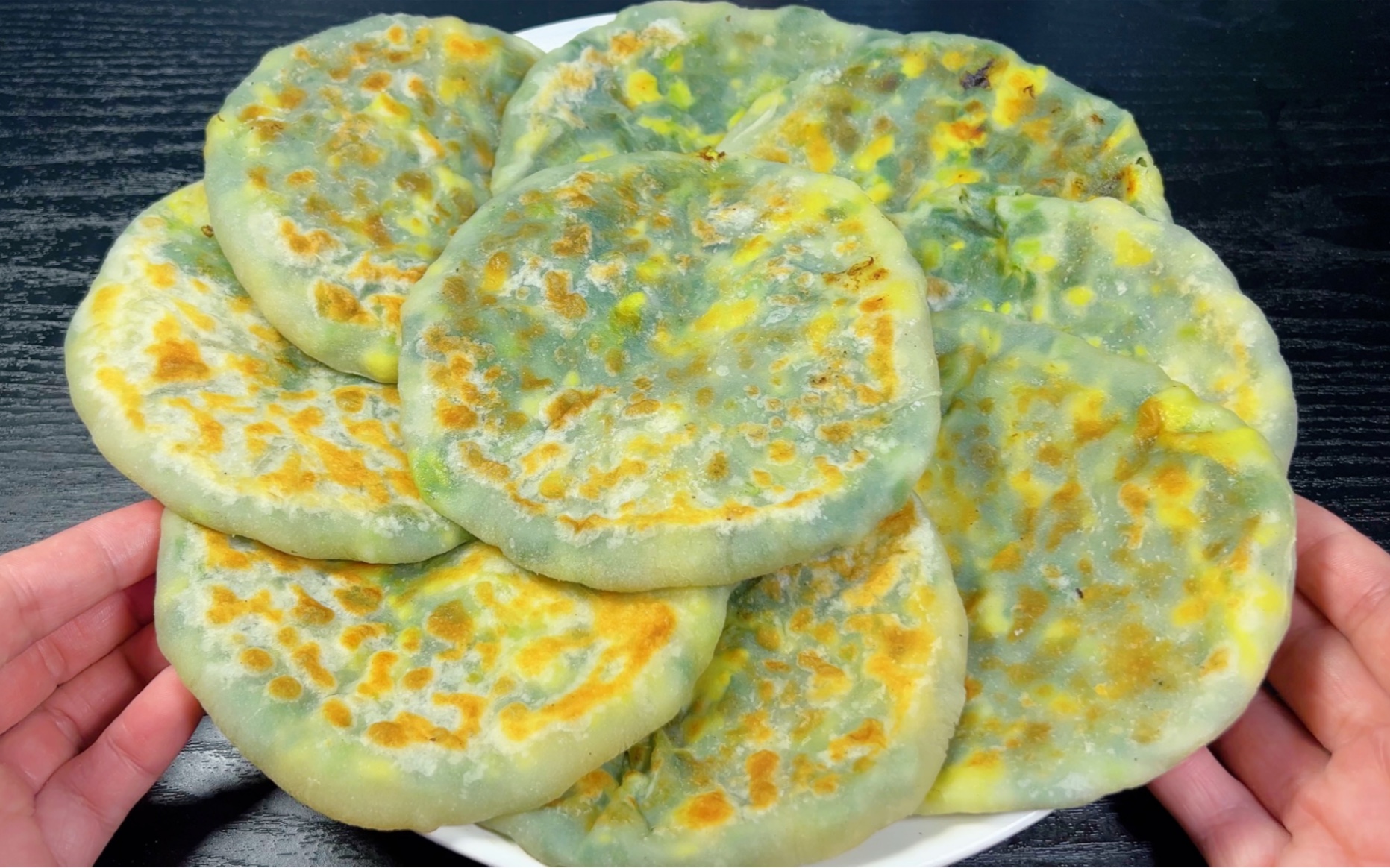 堂妈小厨：晚上薅把韭菜做馅饼，用了鸡蛋、韭菜、虾皮和粉丝， - 热门微博
