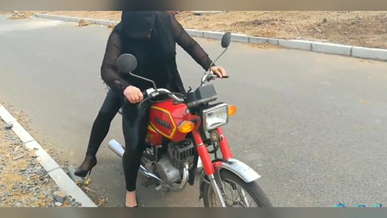 2个农村美女在路上学骑男装摩托车