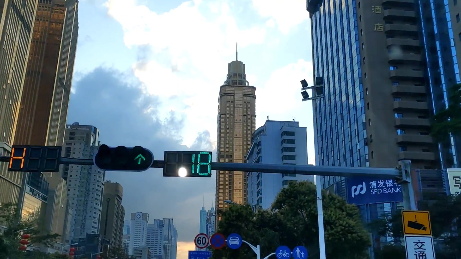 正月里黄昏时刻大红灯笼高高挂的深圳深南大道前方京鹏大厦