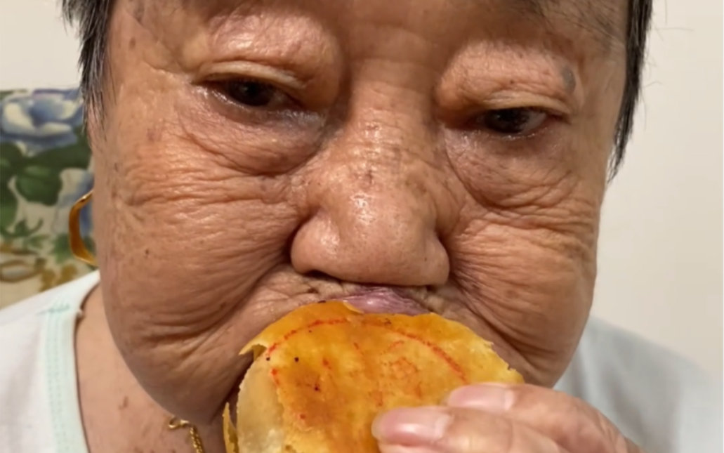 [图]谁家奶奶这么幸福吃到了亭林月饼🥮必须是我家的可爱女明星啦～作为一个合格的孙女，走到哪都忘不了给爷爷奶奶带好吃哒～