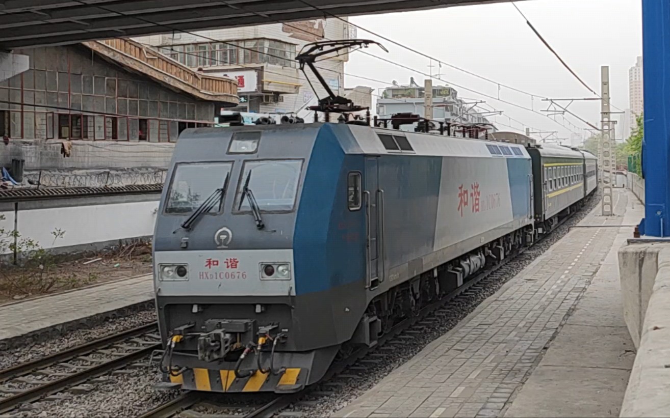 旅游列车货机拉客hxd1c牵引全列25b的游57次列车下行出兰州站