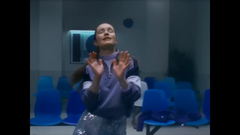 [图]Sigrid 新曲MV《Don't Feel Like Crying》