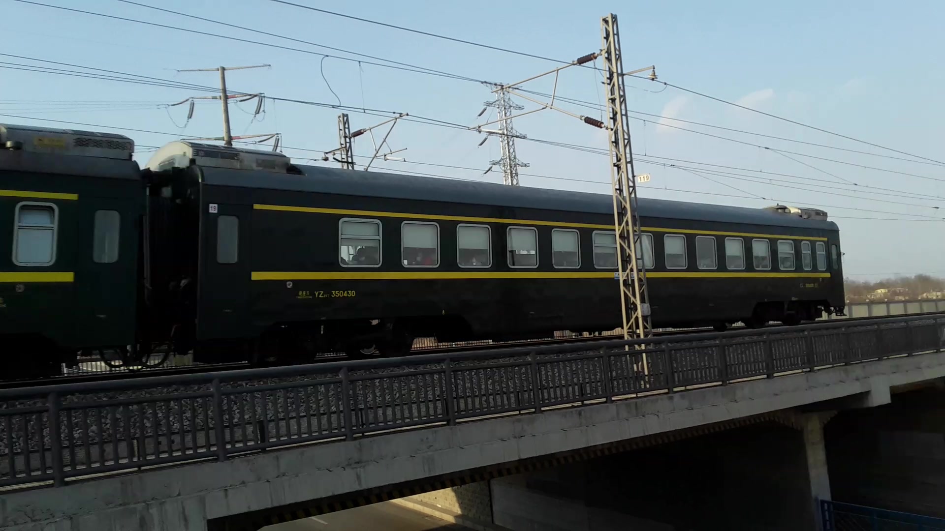 hxd3d 0664牵引z12/13次列车通过保定西二环地道桥_哔哩哔哩_bilibili