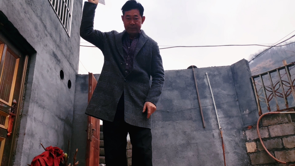 阿叔手持菜刀上演农村版《狂飙》