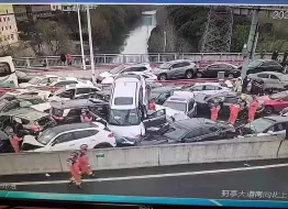 Download Video: 苏州一高架因道路结冰，超百台车辆发生碰撞，有人员受伤