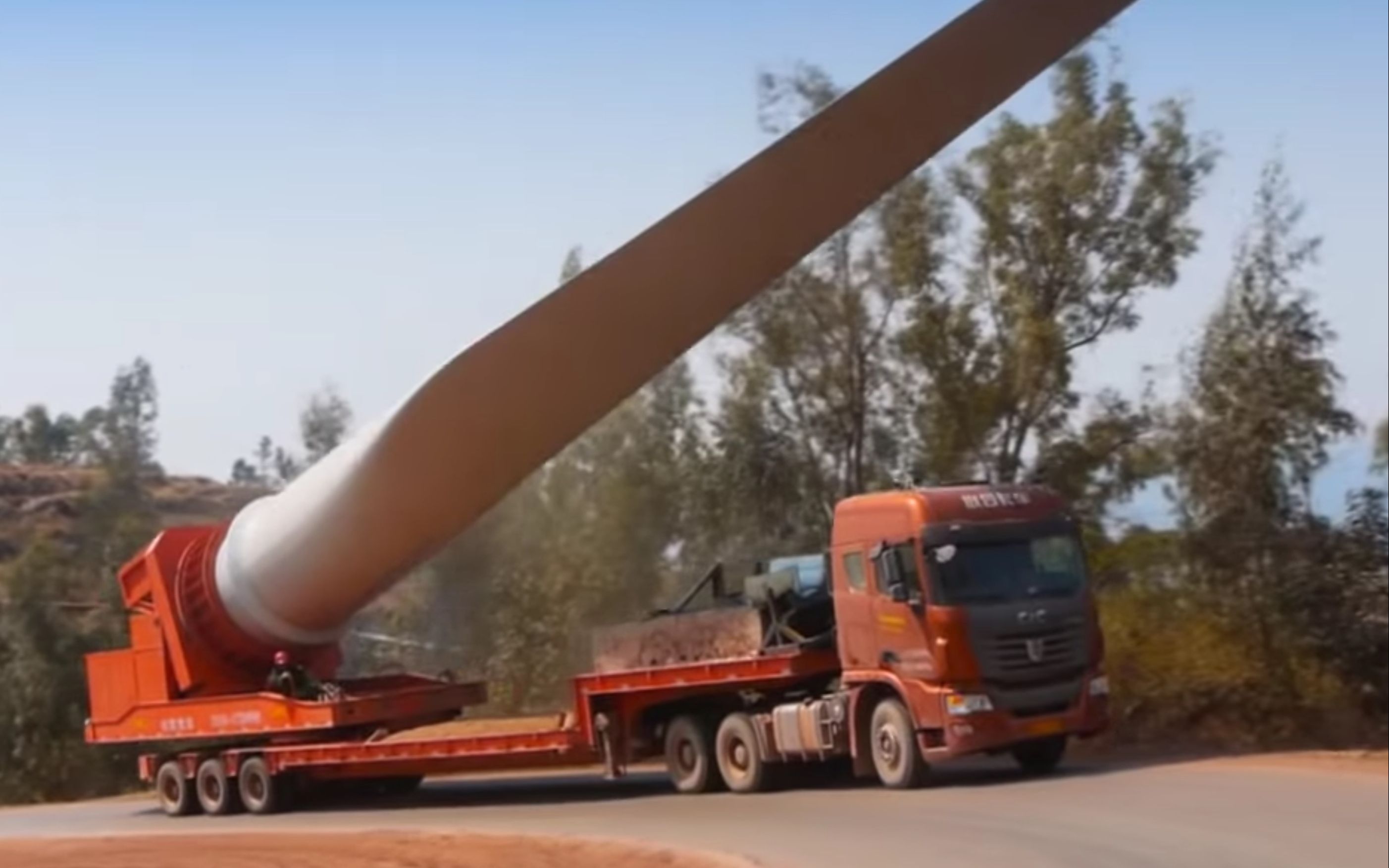 超级壮观风力发电机叶片运送到山顶cctruckscarryingwindturbine