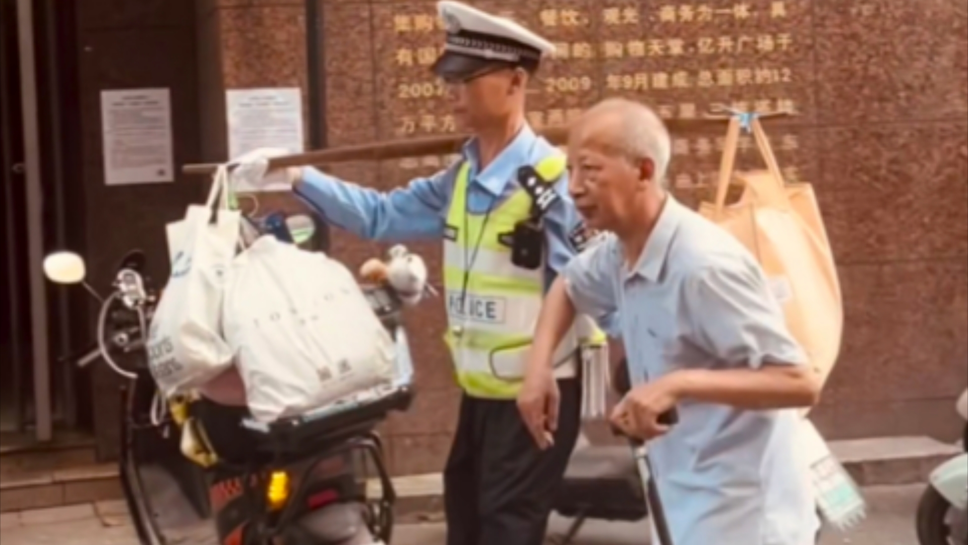 "人民警察为人民!