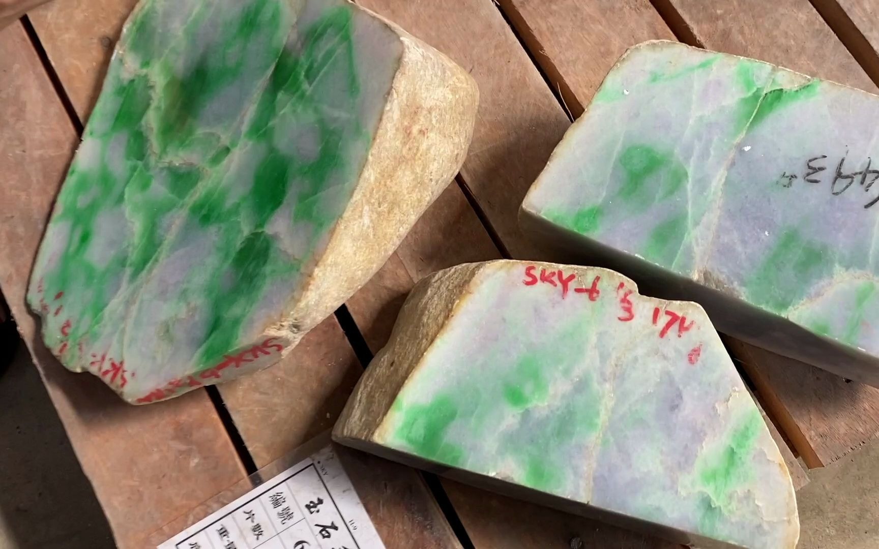 赌石之家:盈江翡翠玉石公盘第八集_哔哩哔哩 (゜-゜)つロ 干杯~-bili