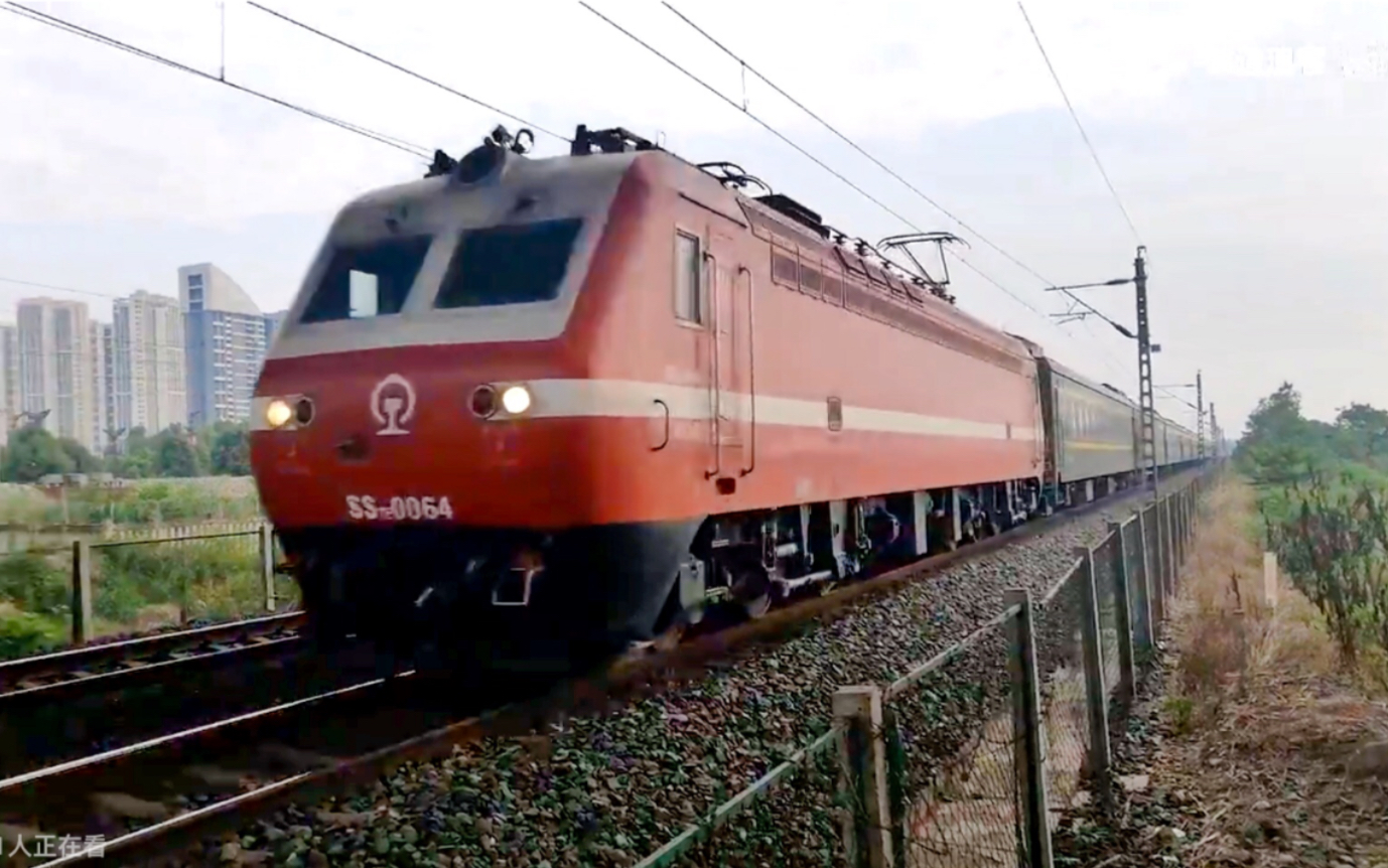 被挡ss7e0064兰局兰段k2632成都西宁宏达立交桥下交汇ss7e0004兰局兰