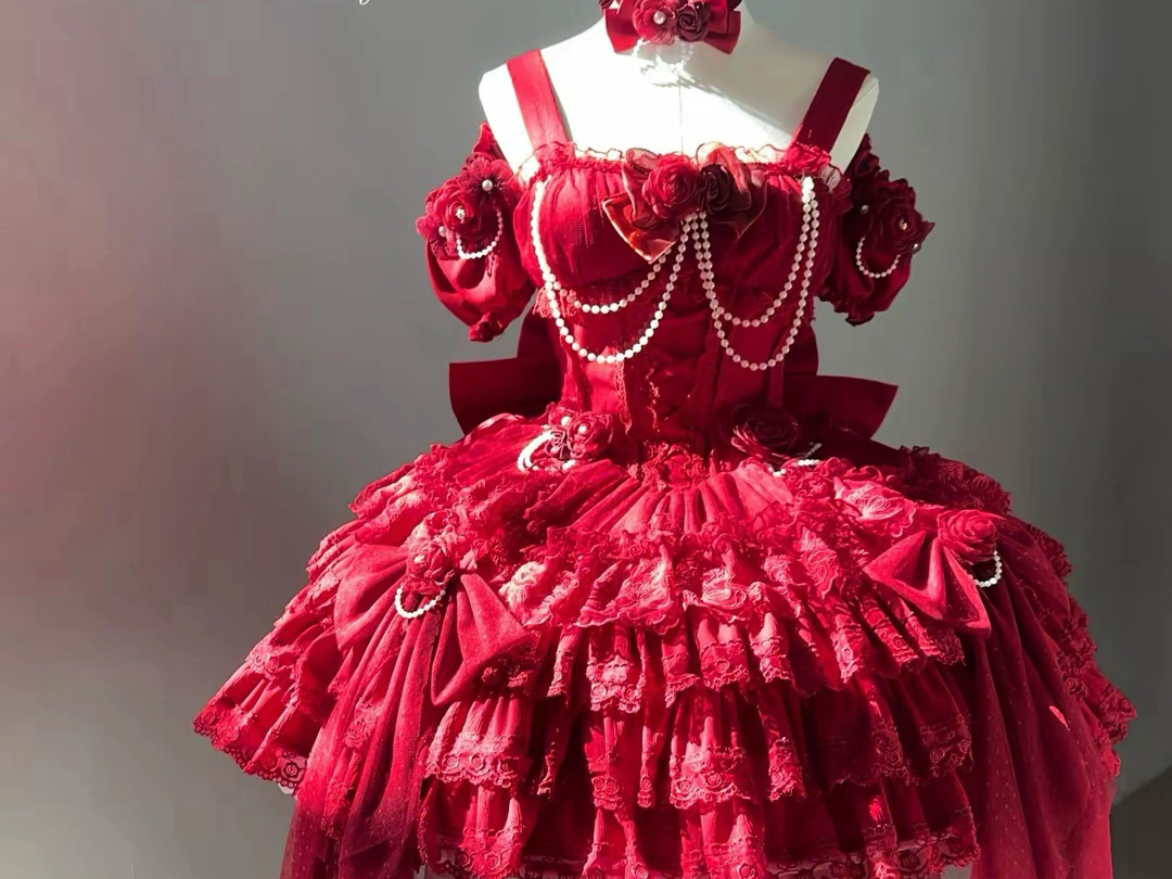 请说出符合这条红色花下情书裙子的私设 #lolita #红色系 #在逃公主裙