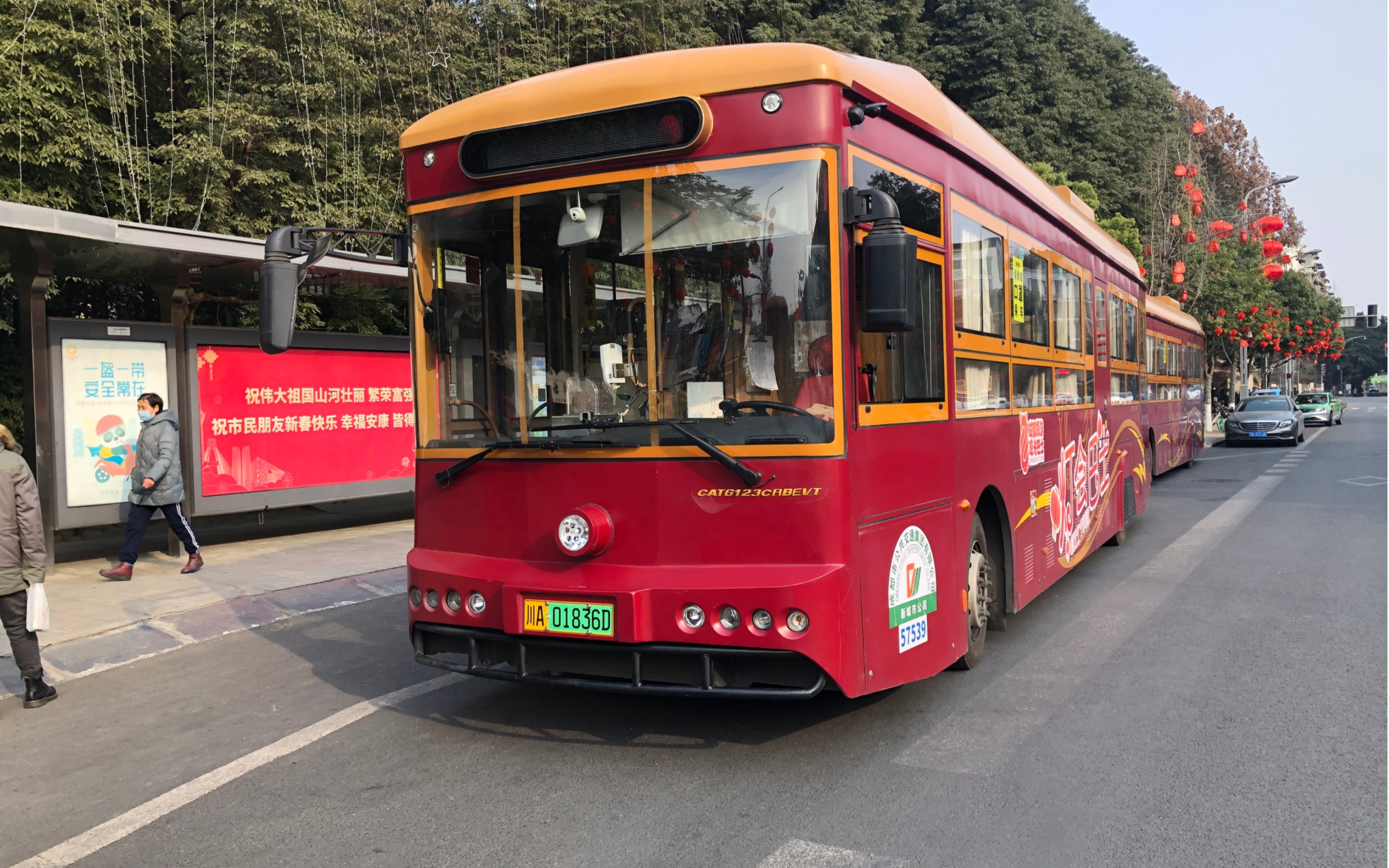 成都公交广通观光巴士cat6123crbevt后方行走音