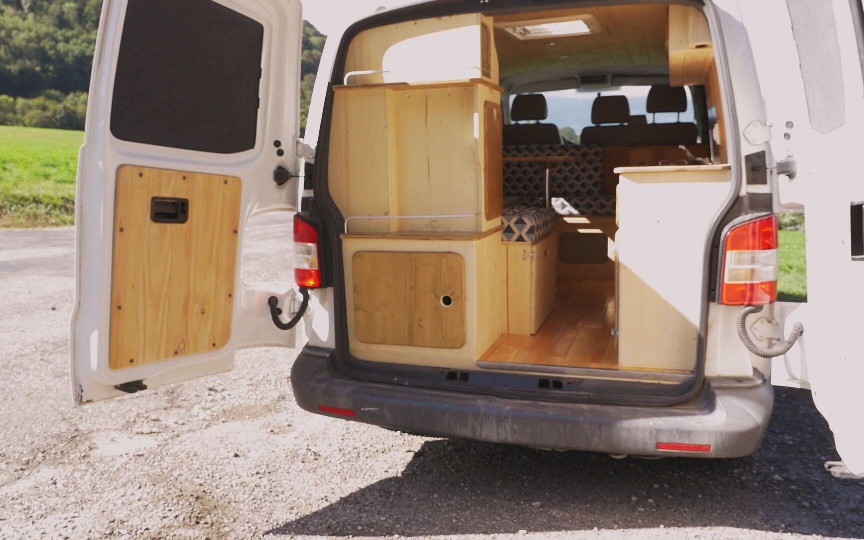 大众t5面包车变身露营车(床车)的华丽转身_哔哩哔哩 (゜-゜)つロ 干杯