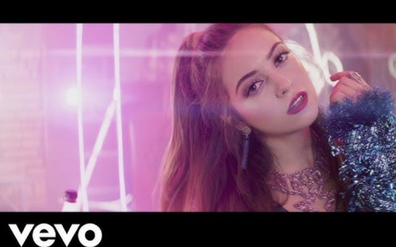【西语/首播】西班牙歌手Ana Mena 联手Becky G, De La Ghetto 今日新单《Ya Es Hora》官方MV_哔哩哔哩 ...