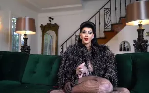 Video herunterladen: 【Violet Chachki】当紫薇看自己当年的海选视频