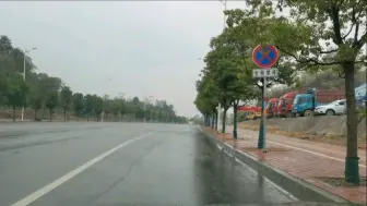 Video herunterladen: 今天又发潮，冒着细雨故意绕远路去南门口，心疼油钱！